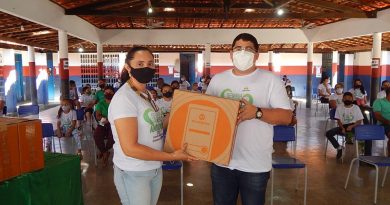 Prefeito Ítalo Alencar realiza entrega de computadores para a Secretaria de Educação Prefeito Ítalo Alencar realiza entrega de computadores para a Secretaria de Educação