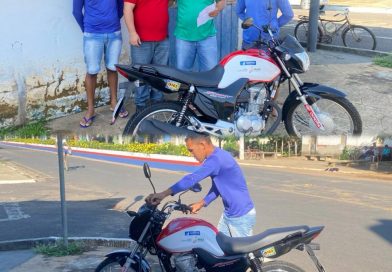 Prefeito Ítalo Alencar entrega motocicleta nova para o Escritório local da Agespisa