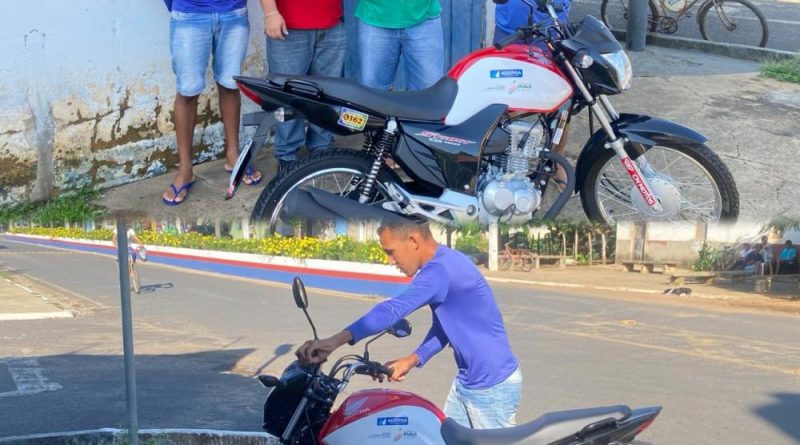 Prefeito Ítalo Alencar entrega motocicleta nova para o Escritório local da Agespisa