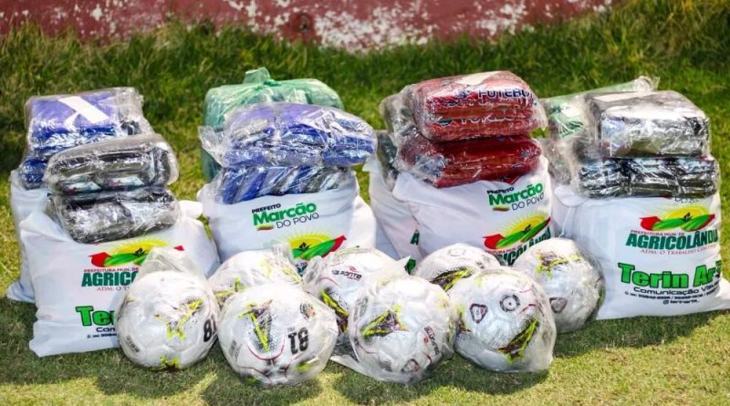 Prefeitura de Agricolândia realiza entrega de material esportivo para as equipes que vão participar do Campeonato Municipal