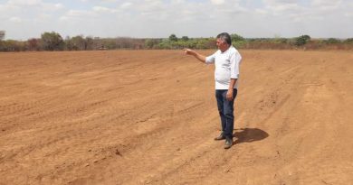 Prefeitura de Agricolândia conclui limpeza do terreno do campo de futebol na Comunidade Tamboril