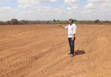 Prefeitura de Agricolândia conclui limpeza do terreno do campo de futebol na Comunidade Tamboril