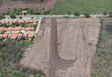 Prefeitura de Agricolândia realiza limpeza do Terreno para Construção de Casas Populares