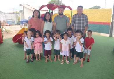 Prefeito Marcão do Povo instala kit creche para crianças da Creche Tia Eunice