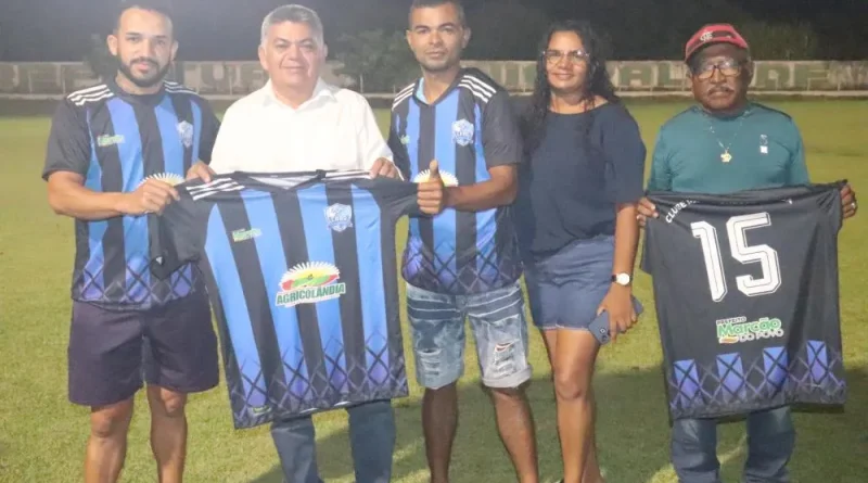 Prefeito Marcão do Povo entrega material esportivo à Comunidade Buraco D’água